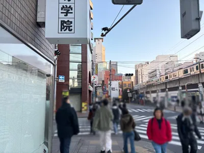 ディライトへの道順 11／15：一つ目の十字路を越えて直進を続けます。