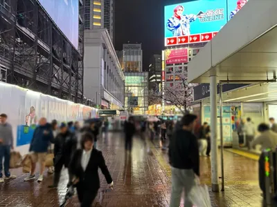 ビーフルへの道順 2／6：駅を背にして直進します。