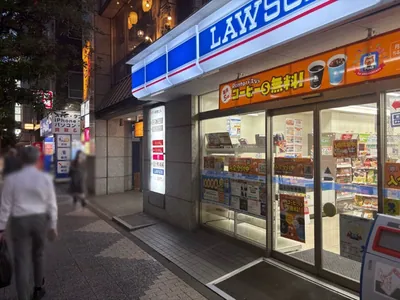 美人茶屋 （ビジンチャヤ）への道順 5／5：横断歩道を渡ると、右手に新橋美人茶屋が入る「HT新橋ビル」があります。