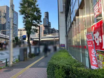 アジトへの道順 2／7：道路を左手に道なりに進みます。