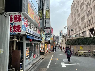 フォーティーファイブへの道順 7／8：直進するとT字路が出てくるので更に直進します。