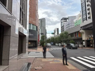 久子 （ヒサコ）への道順 7／9：「難波橋」の交差点に出たら横断歩道を渡って直進します。
