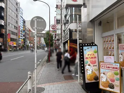 B4 （ビーフォー）への道順 4／8：一つ目の右手路地を越えて直進します。