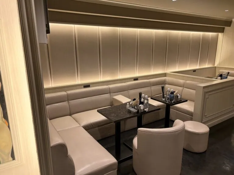 キャンバスの店内