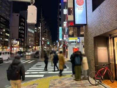 XX （トゥーエックス）への道順 6／10：右手の二つ目の路地を右折します。
