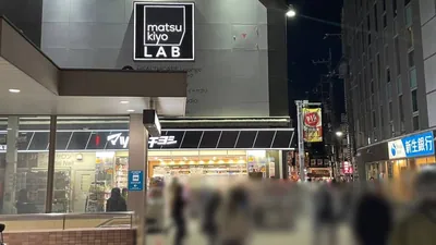ラフテルへの道順 2／6：階段を登りきると左手に交番、右手に広場があります。