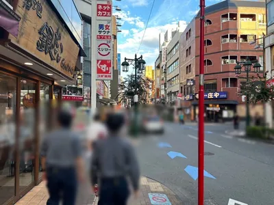 B4 （ビーフォー）への道順 7／9：左手の二つ目の路地も超えて直進を続けます。