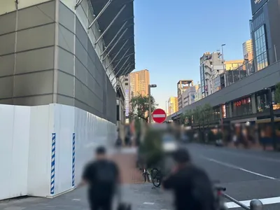 櫻子 （さくらこ）への道順 4／9：二つ目の横断歩道を渡って右折します。