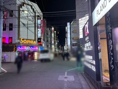 ビーブルカフェへの道順 12／12：二つ目の十字路を越えた右手に歌舞伎町ビーブルカフェの入る「叙々苑新宿ビルⅡ」があります。