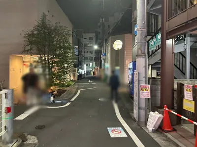 アタラスへの道順 5／7：右手の一つ目の路地を右折します。