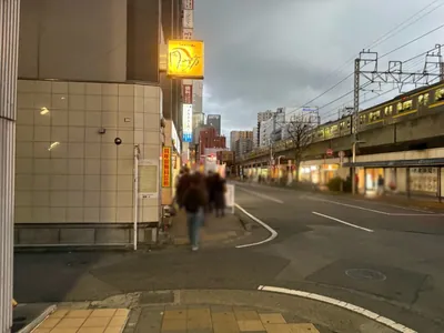セレーネへの道順 9／16：左手一つ目の路地を越えて直進をします。