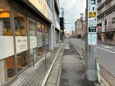 アモンへの道順 5／7：横断歩道を渡り、道路を右手に直進します。