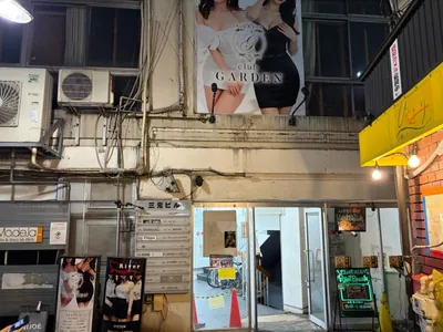 ガーデンへの道順 7／7：突き当り正面に三軒茶屋ガーデンの入る「三元ビル」があります。