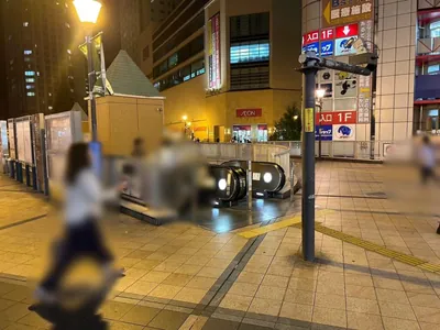 エデンへの道順 2／7：正面のエスカレーターを下ります。