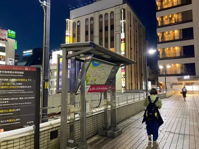 松戸　テミスへの道順 2／4：駅を背中にして右へ歩きます。