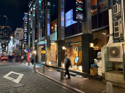 アマンダへの道順 5／5：三つ目の十字路の手前の右手に赤坂アマンダが入る「ソシアルビル」があります。