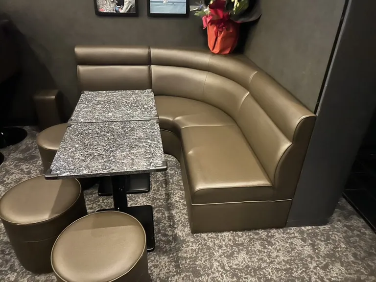 ラプソディの店内