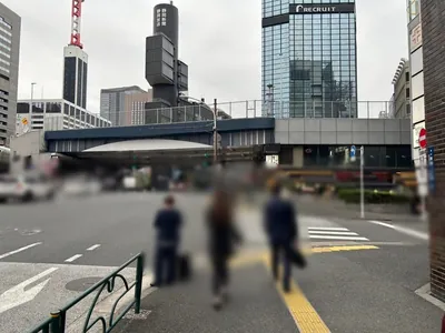 ブルーノへの道順 3／8：一つ目の横断歩道を渡ります。