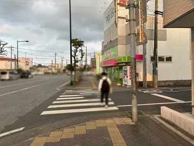 プラチナムへの道順 5／6：一つ目の右手路地を右折します。