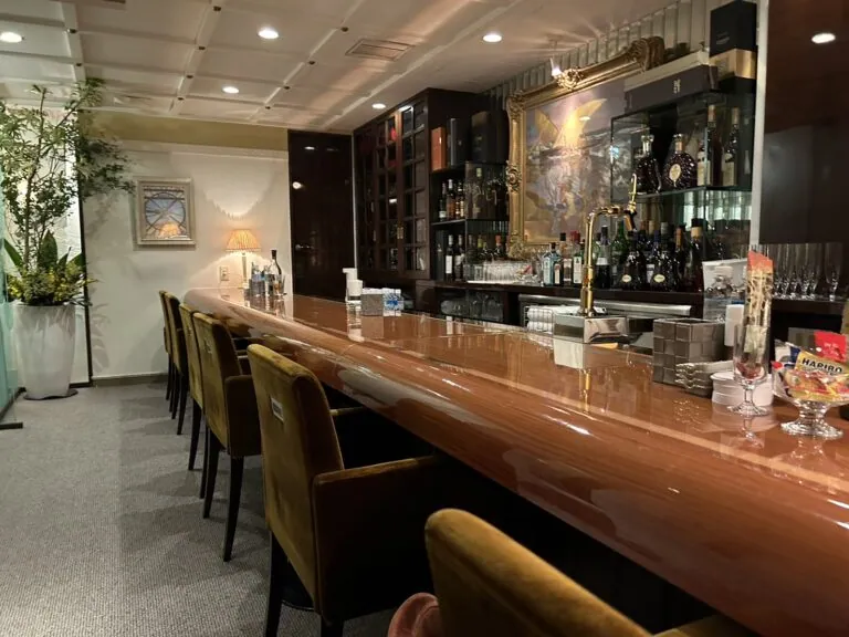 水上 （ミズカミ）の店内