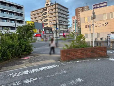 プラチナムへの道順 4／6：横断ほどを渡って直進します。