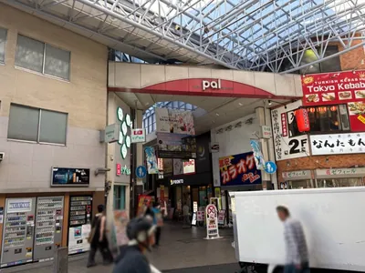 アリエルへの道順 5／6：二つ目の路地を左折し、商店街に入ります。