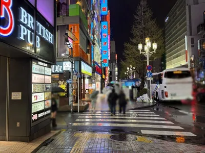 ポセイドンへの道順 7／12：左手の二つ目の路地も超えて直進を続けます。