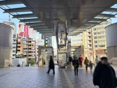 品川　マーキーズへの道順 2／6：駅を背にして直進します。
