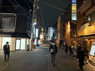 XX （トゥーエックス）への道順 9／10：左手の二つ目の路地も越えます。