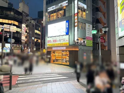 カメリア バニーラウンジへの道順 3／6：右手の一つ目の路地を右折します。