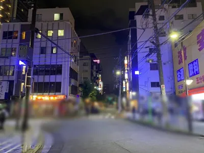 雅 （ミヤビ）への道順 7／8：右手に路地が出てくるので越えて更に直進します。