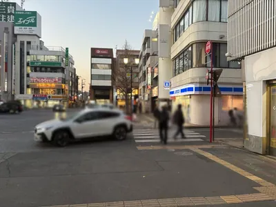 五井　ジェネレーションへの道順 2／4：駅を背にして直進し、一つ目の路地を越えて直進します。