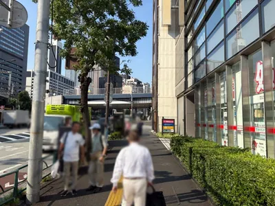 ルージュへの道順 2／10：道路を左手に直進します。