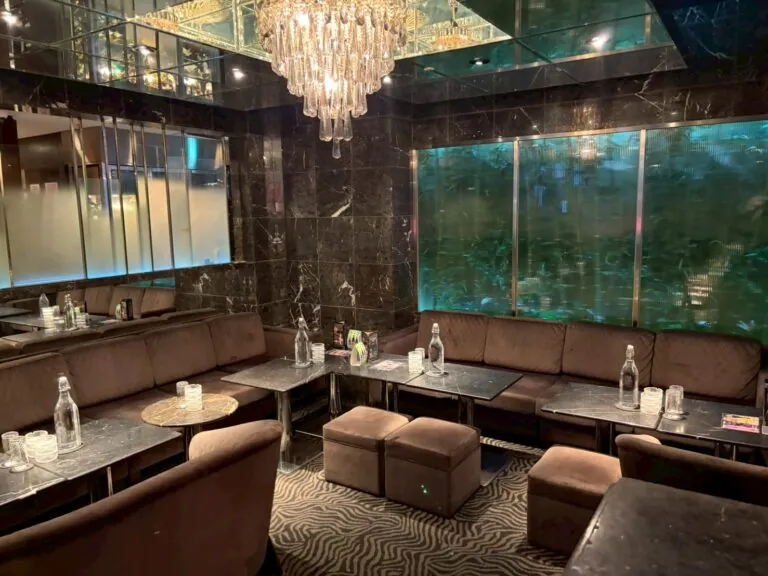 レッドシューズの店内