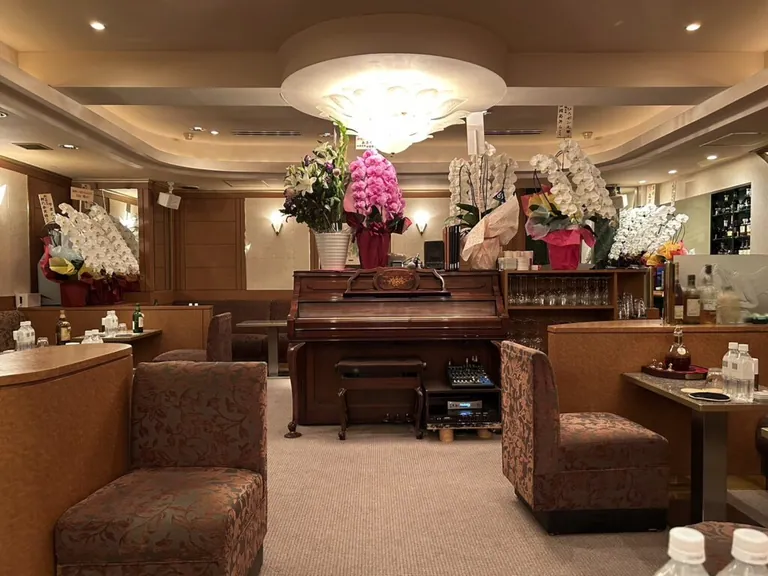 ロイヤルガーデンの店内