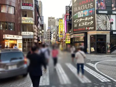 レイへの道順 6／7：一つ目の十字路を越えて更に直進します。