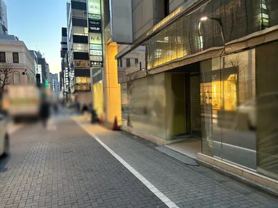 ギンコイへの道順 6／6：二つ目の十字路に出る手前右手に銀座ギンコイの入る「丸喜ビル」があります。
