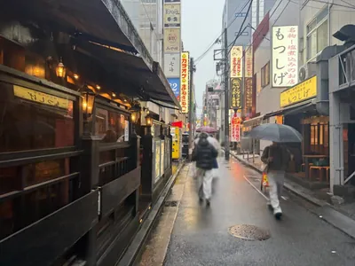 フェアリーへの道順 8／9：一つ目の左手路地を左折します。