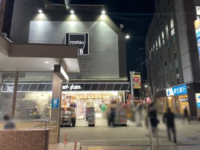 テラスへの道順 2／7：階段を登りきると左手に交番、右手に広場があります。