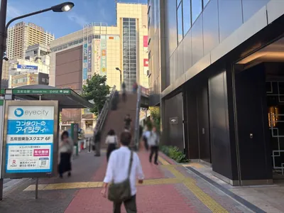 シークレット （Girl’s Secret）への道順 2／12：駅を背にして右手に進みます。
