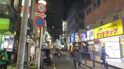 シーズへの道順 9／9：十字路の進行方向左前が歌舞伎町シーズの入る風林会館です。