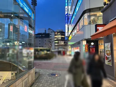ユラリへの道順 3／7：右手一つ目の路地を超えて直進します。