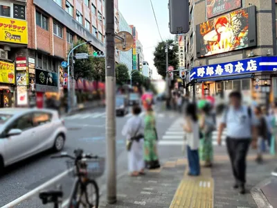 アジアンクラブへの道順 10／11：「新宿区役所通り(風林会館)」の交差点に出るので横断舗装を渡って右折します。