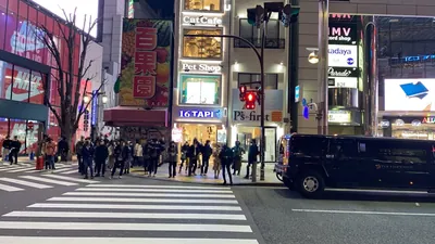 セントラルガーデンへの道順 2／5：新宿アルタの左脇の路地に入ります。