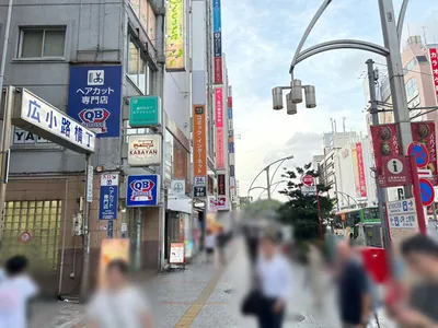 コットンクラブへの道順 2／6：駅を背にして直進します。
