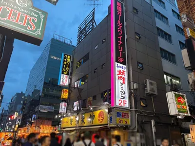 ワイナリーへの道順 5／5：十字路に出る手前の右手に新橋ワイナリーが入る「NSプラザビル」があります。