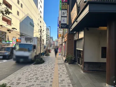 オブロングラウンジへの道順 4／6：エスカレーターを下ったら直進します。