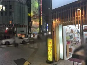 人魚姫 （ニンギョヒメ）への道順 3／5：「上野広小路」の交差点を右折します。