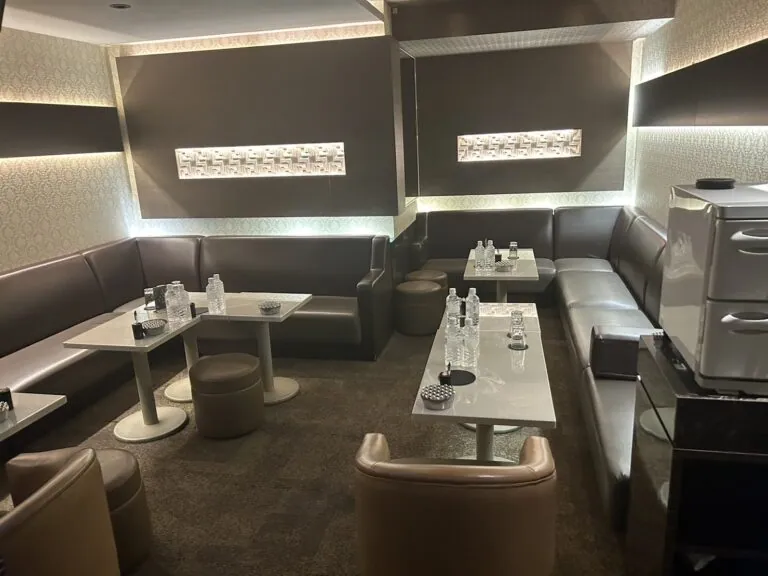 奏 (カナデ)の店内