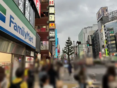ニューアゲインへの道順 6／14：左手一つ目の路地を超えて直進します。